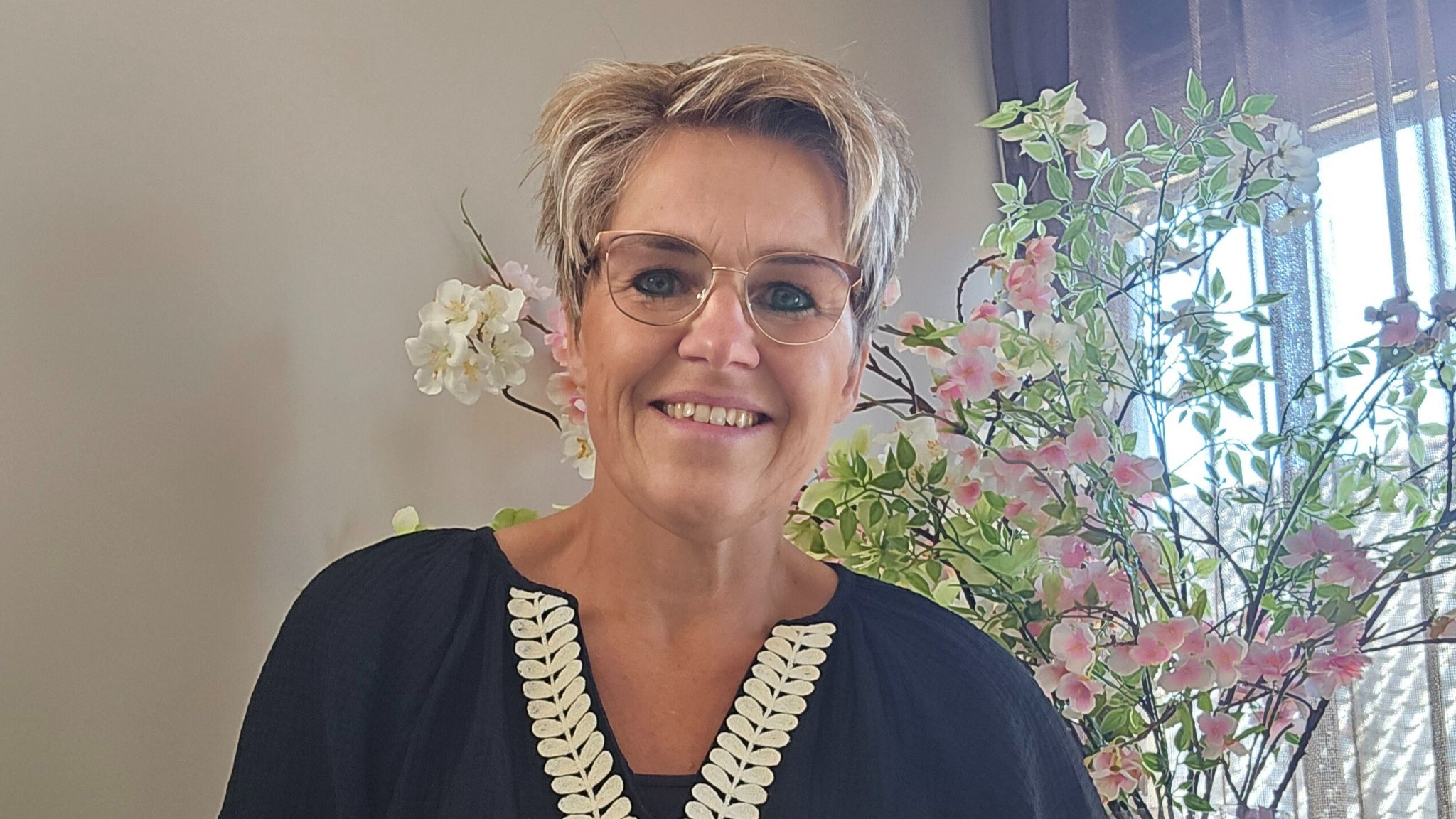 Eigenaresse Natasha achter de balie van de salon