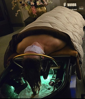 Behandeltafel in de salon met client